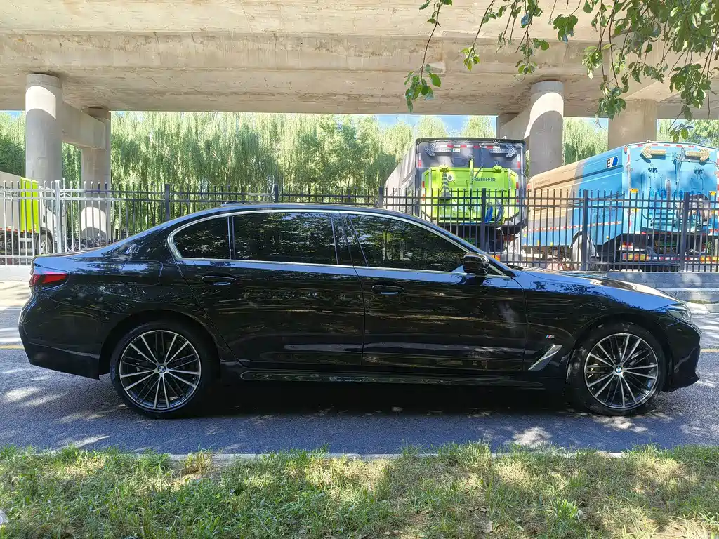 BMW 5 Series — миниатюра 7