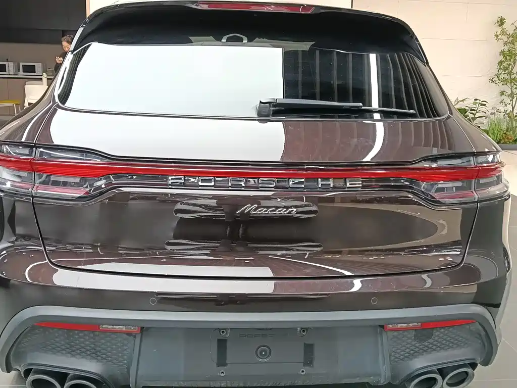 PORSCHE MACAN