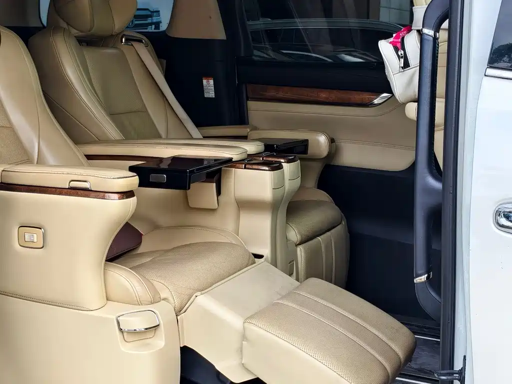 Toyota Alphard — миниатюра 13