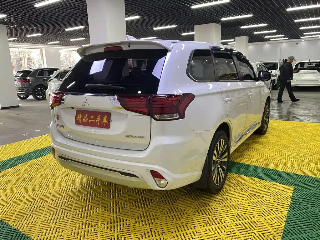 MITSUBISHI OUTLANDER