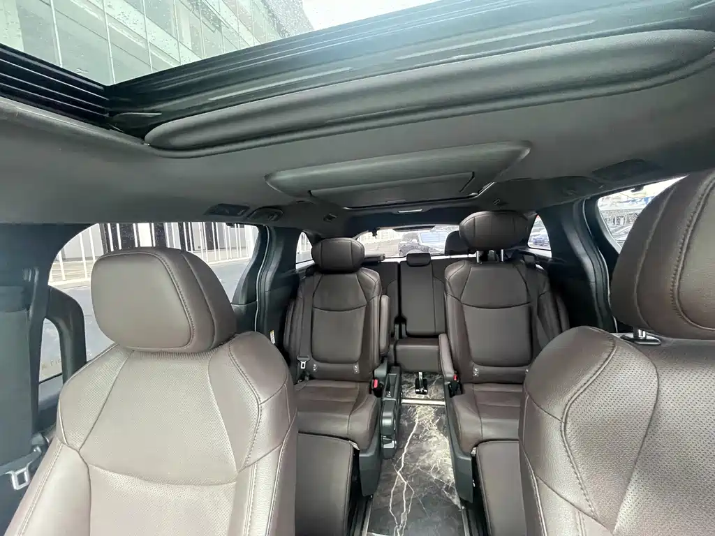 Toyota Sienna — миниатюра 18