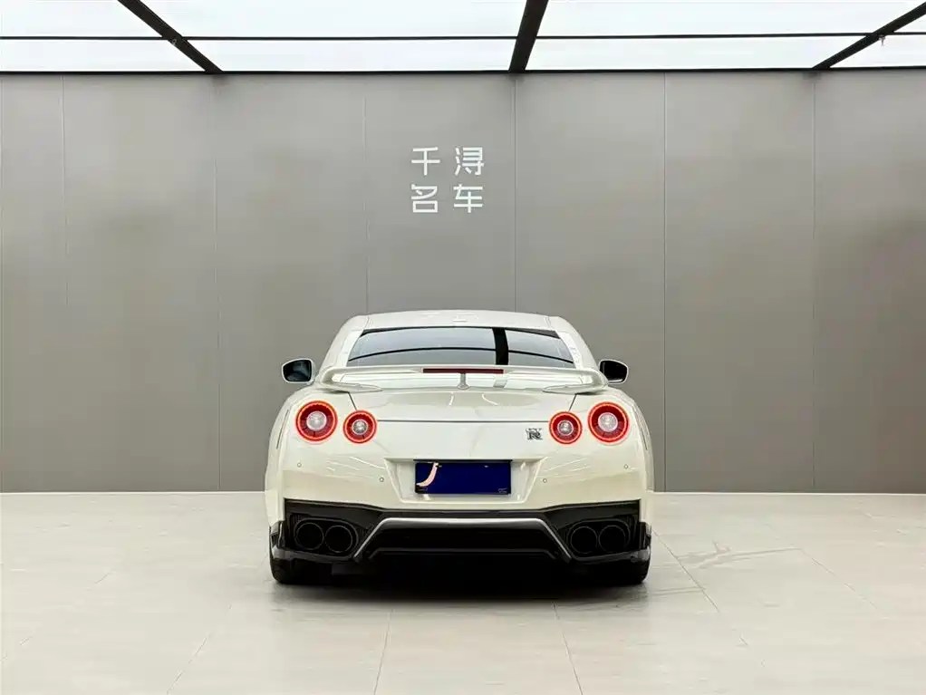 NISSAN GT R
