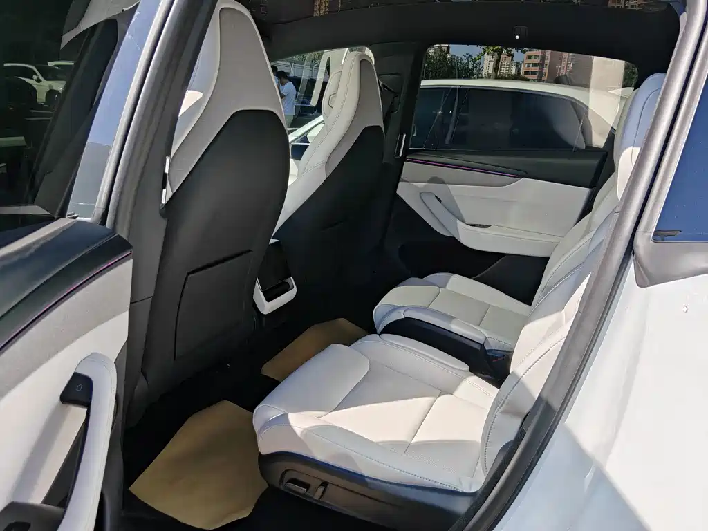 Tesla Model Y L — миниатюра 6