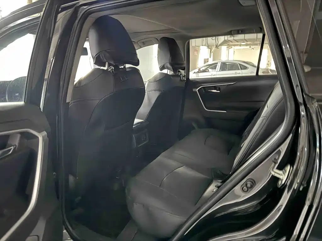 Toyota RAV4 — миниатюра 6