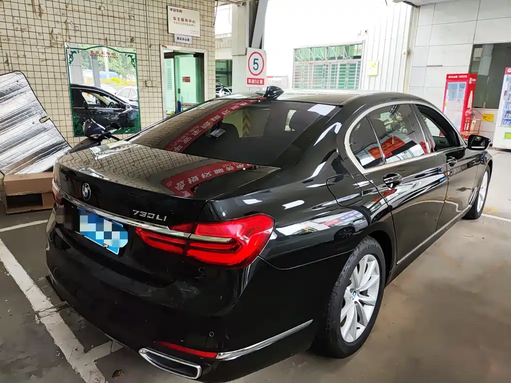 BMW 7 Series — миниатюра 4