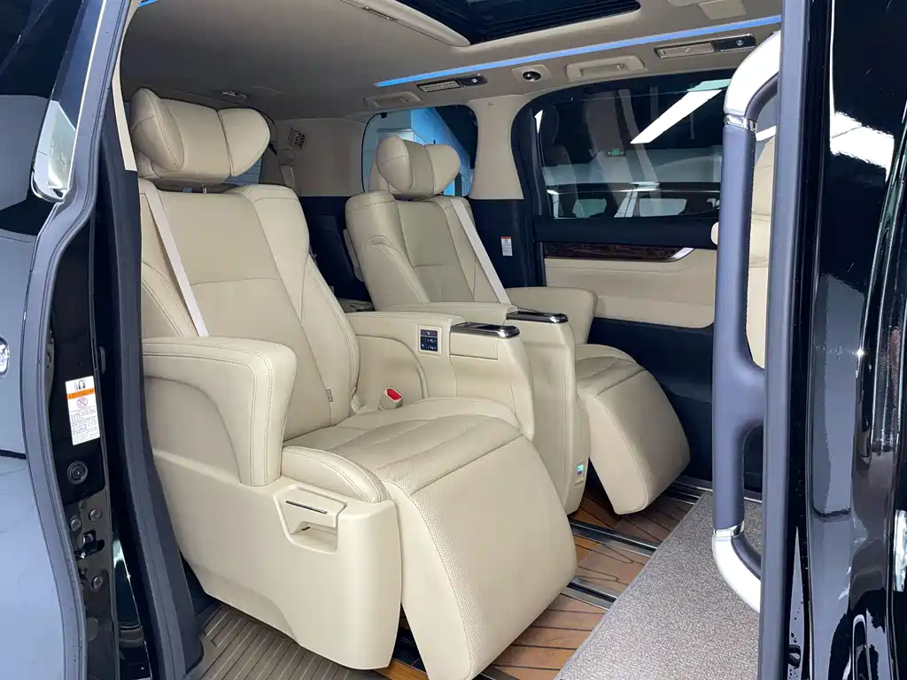 Toyota Alphard — миниатюра 9