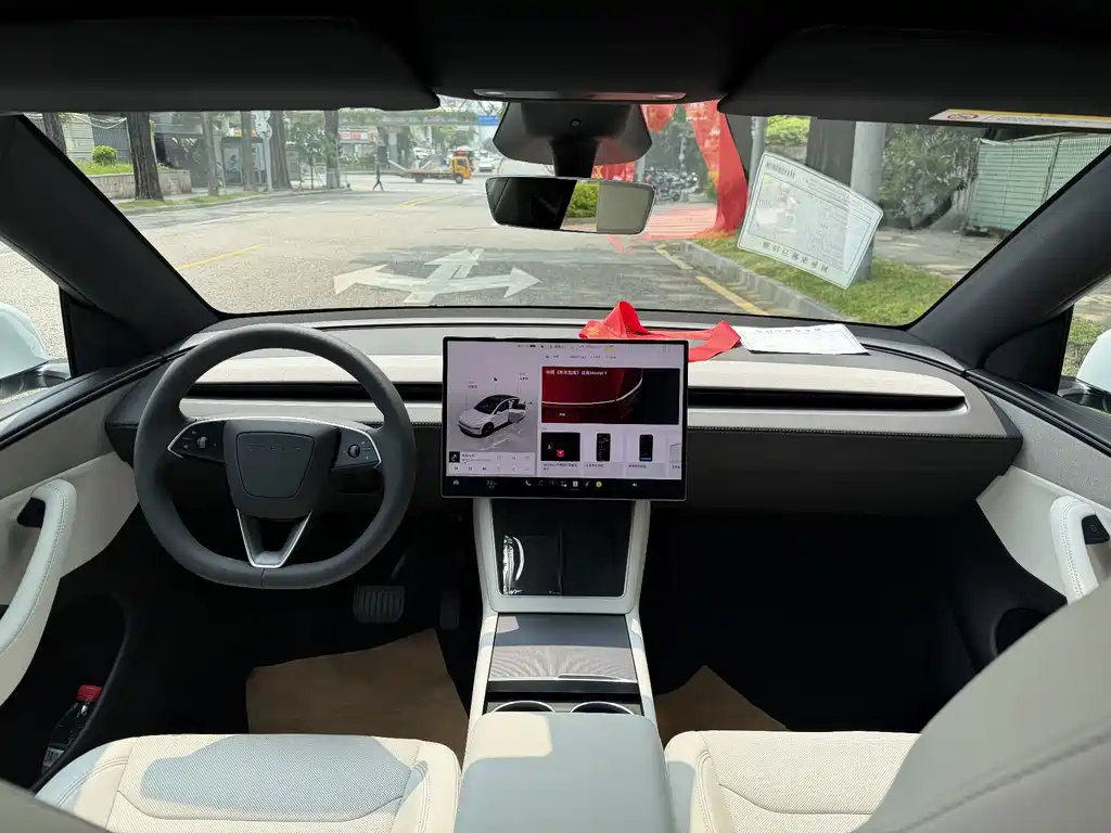 Tesla Model Y — миниатюра 5