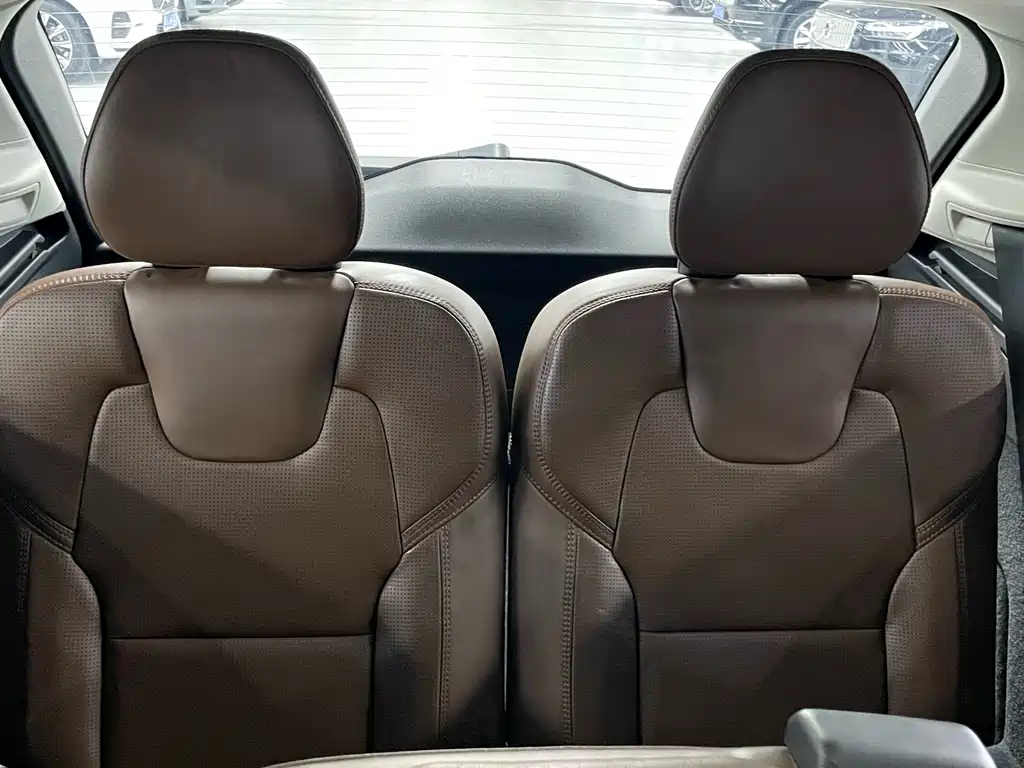 Volvo XC90 PHEV — миниатюра 8