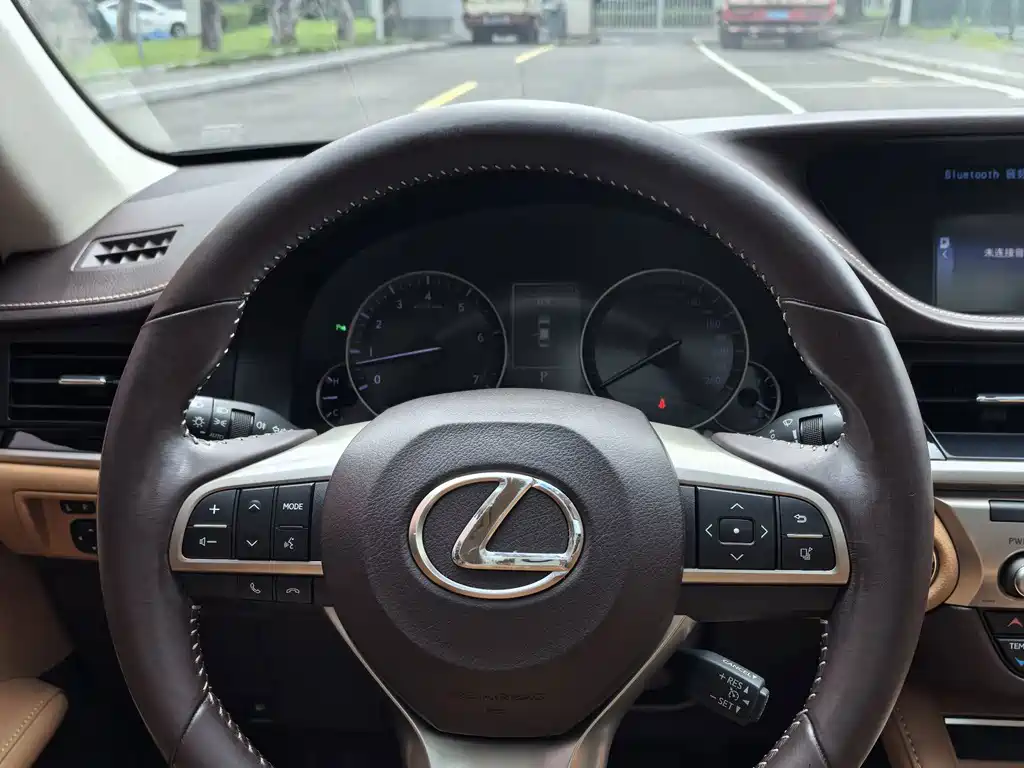 Lexus ES — миниатюра 15