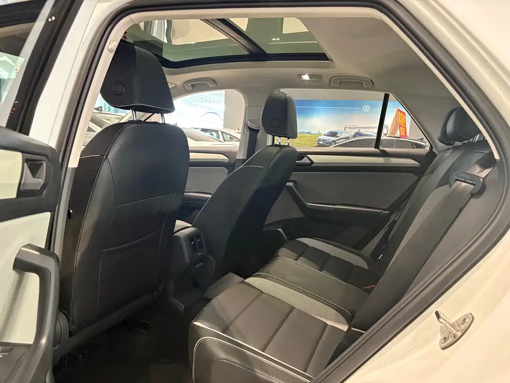 Volkswagen T-Roc — миниатюра 13