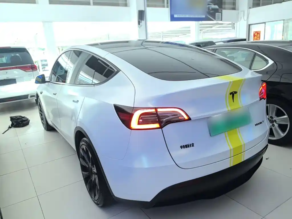 Tesla Model Y — миниатюра 5
