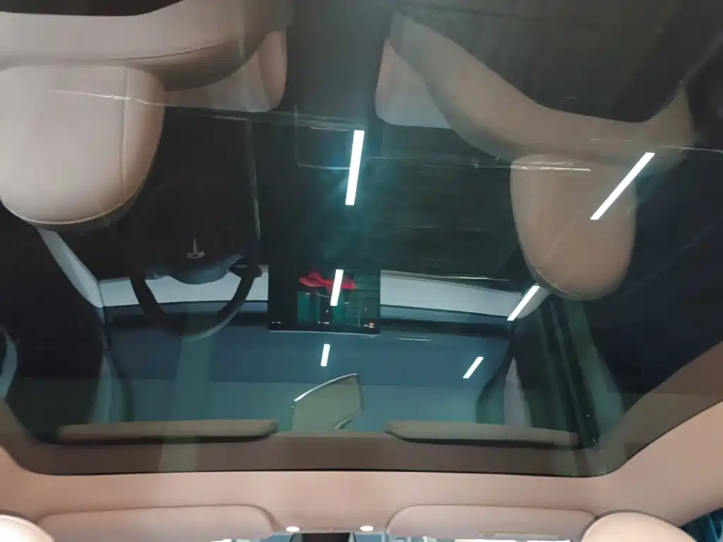Tesla Model Y — миниатюра 18