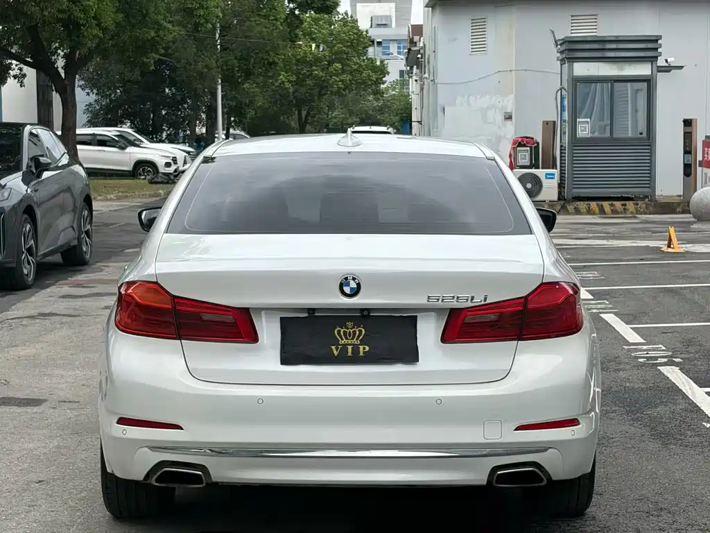BMW 5 Series — миниатюра 8