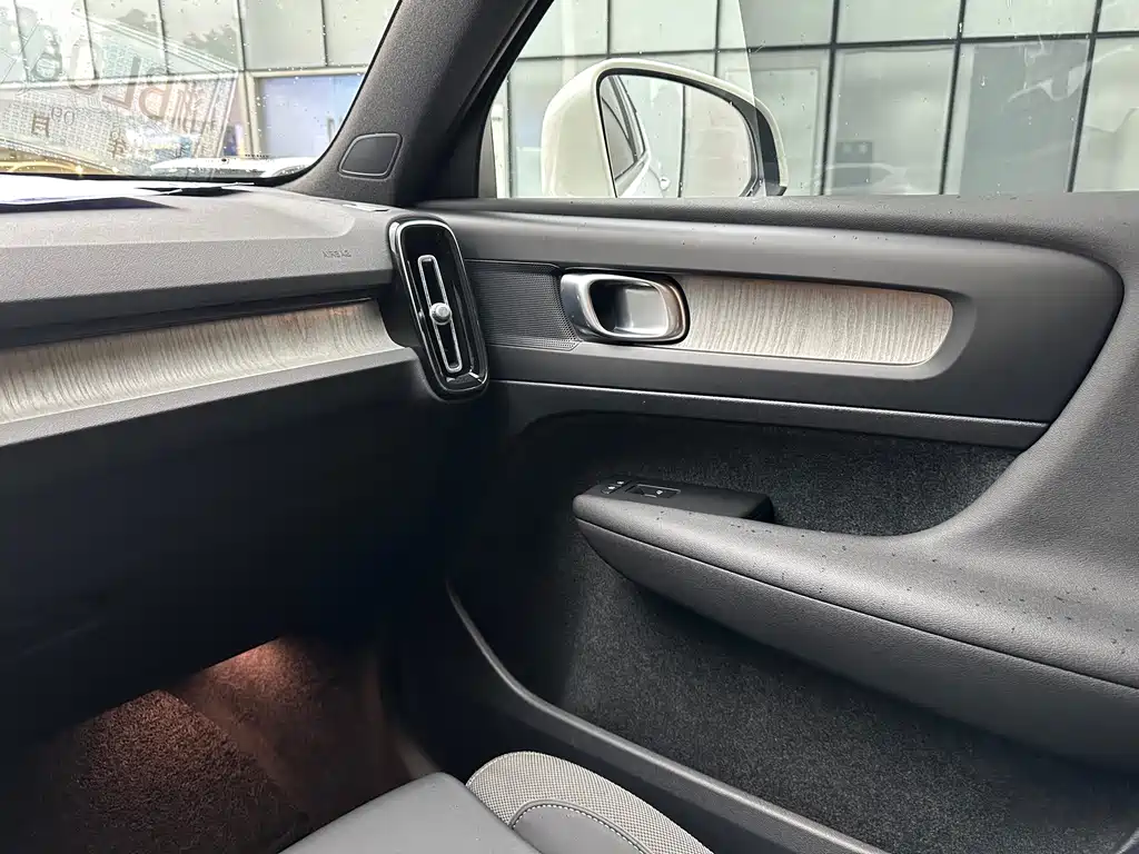 Volvo XC40 — миниатюра 11