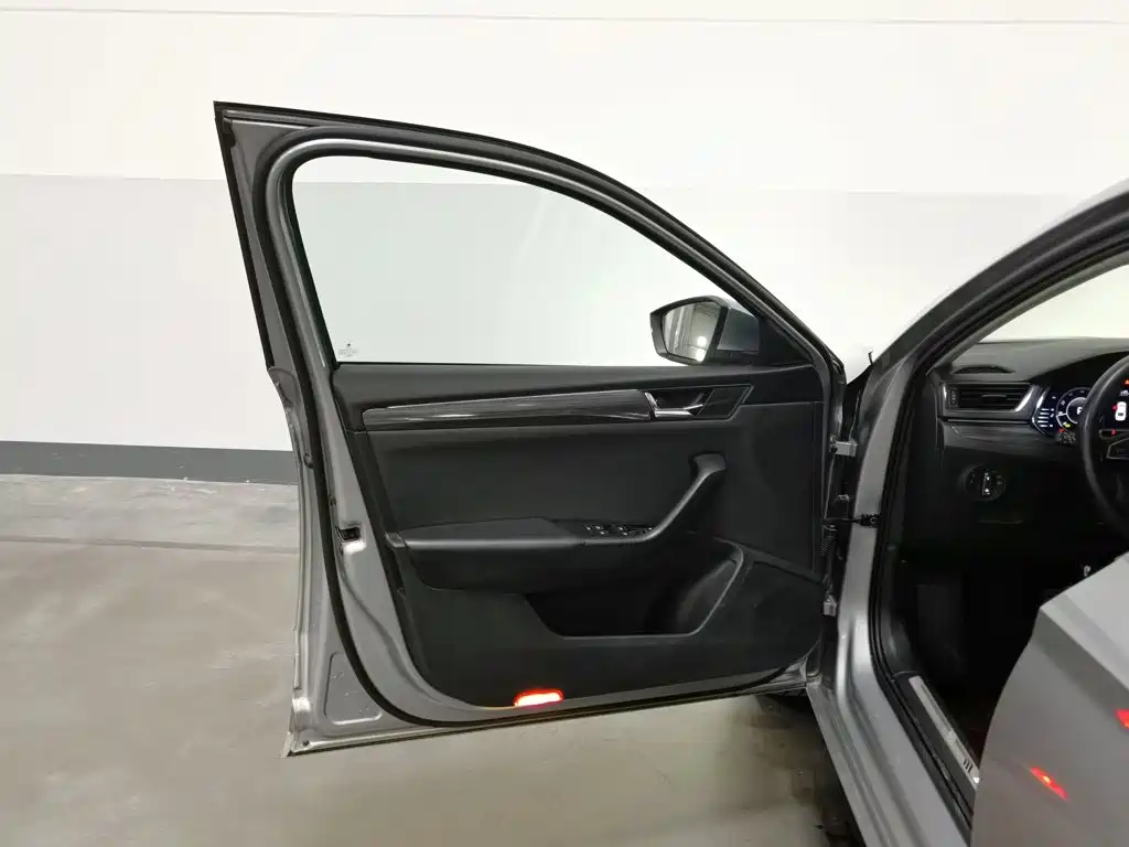 Skoda Superb — миниатюра 8