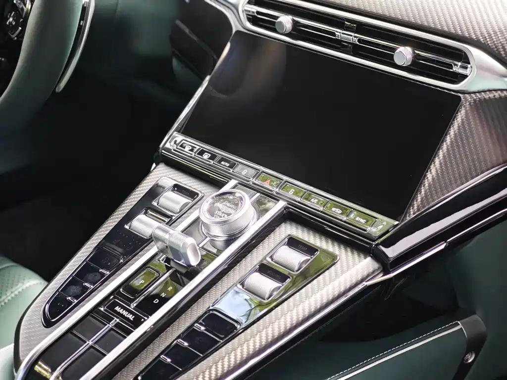 Aston Martin V8 Vantage — миниатюра 8