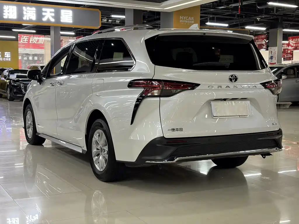 Toyota Granvia — миниатюра 5