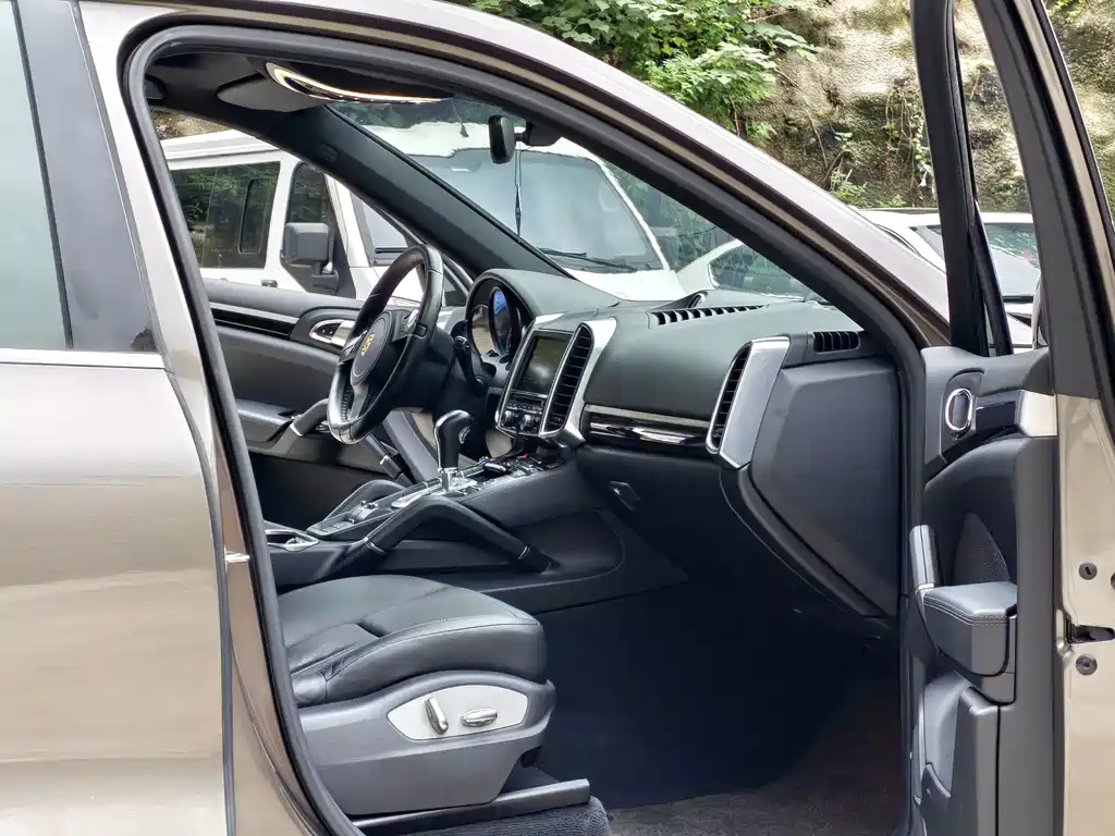 Porsche Cayenne — миниатюра 7
