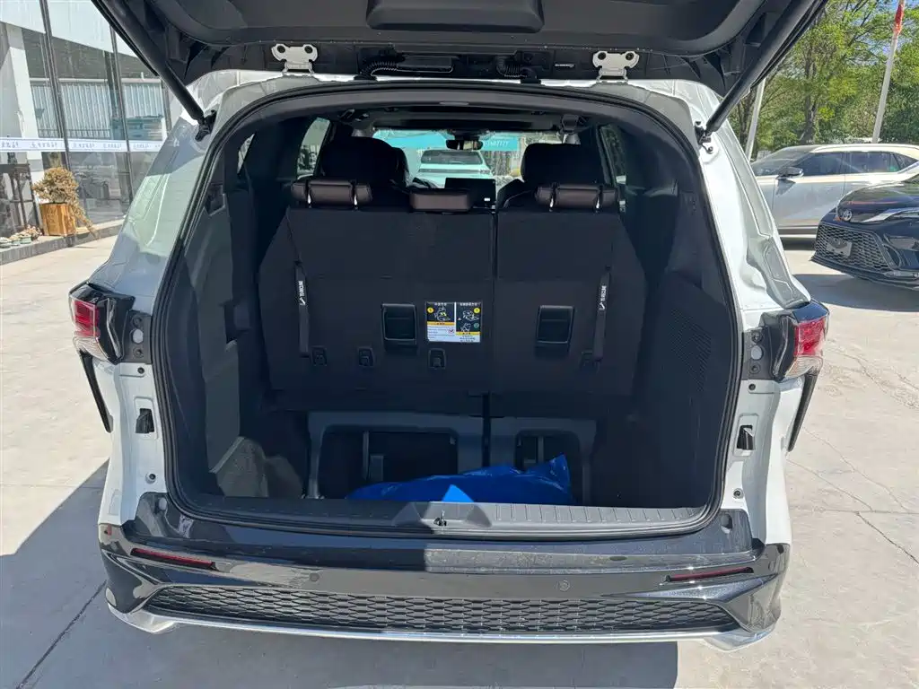 Toyota Granvia - фото 13