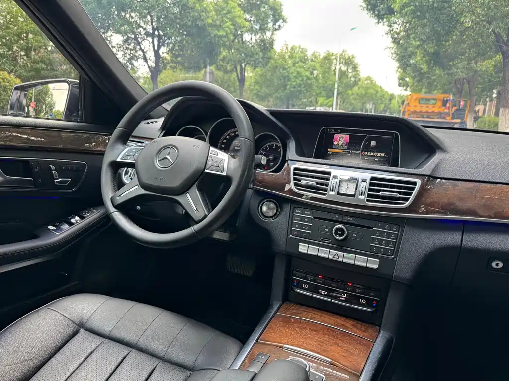 Mercedes-Benz E-Class — миниатюра 12