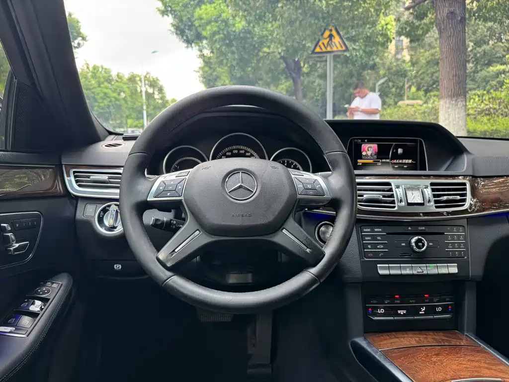 Mercedes-Benz E-Class — миниатюра 13