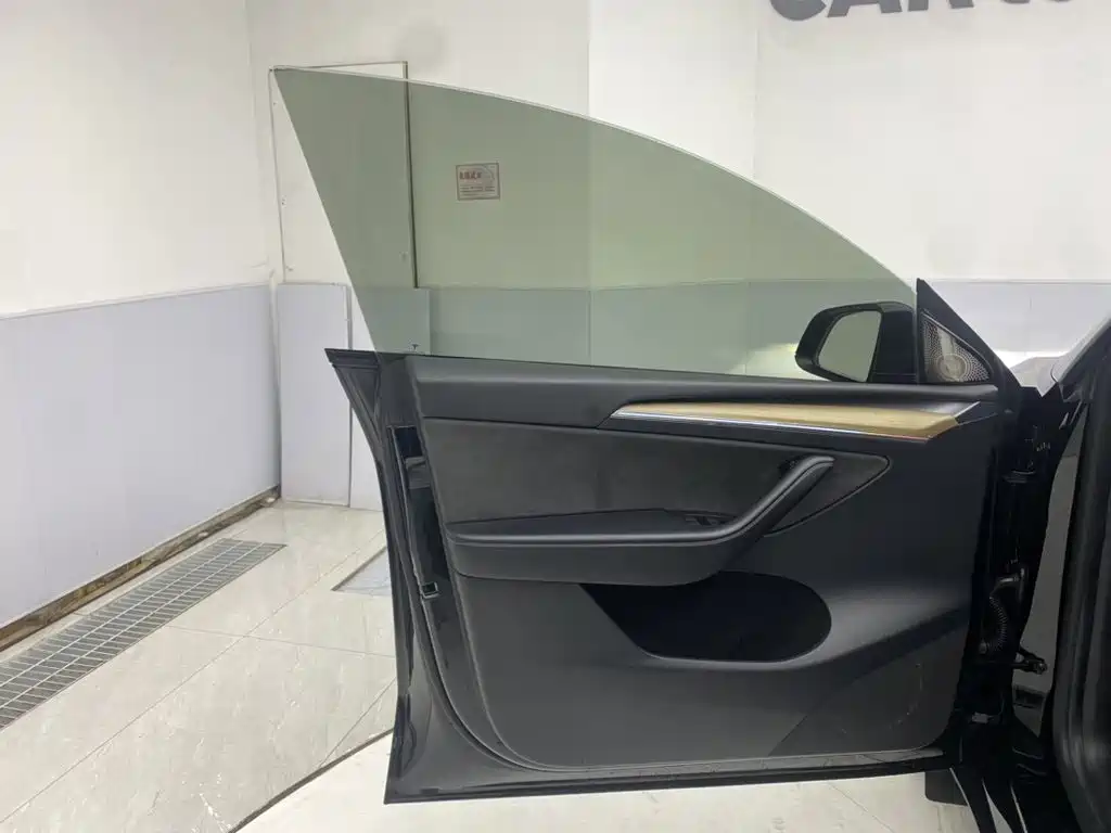 Tesla Model Y — миниатюра 16