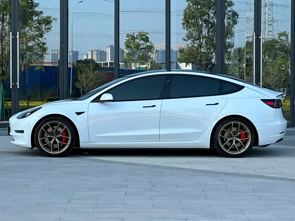 TESLA MODEL 3
