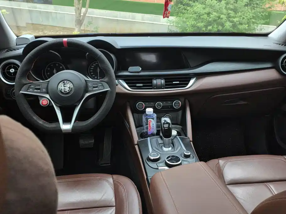 Alfa Romeo Stelvio — миниатюра 12
