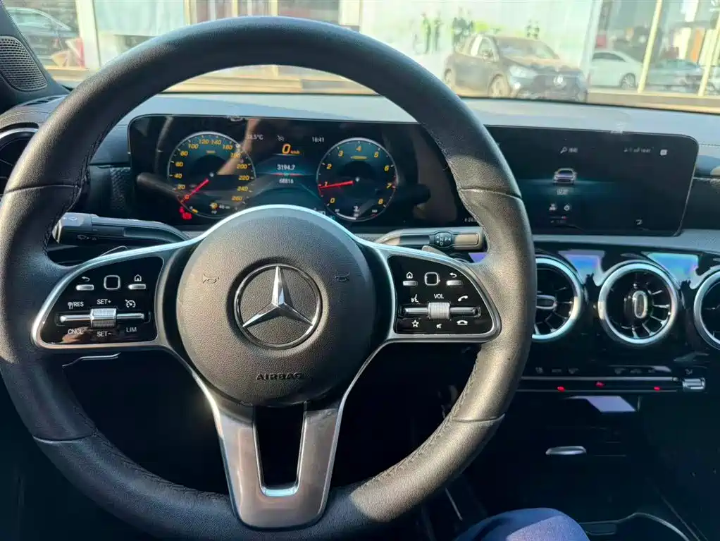 Mercedes-Benz A-Class — миниатюра 11