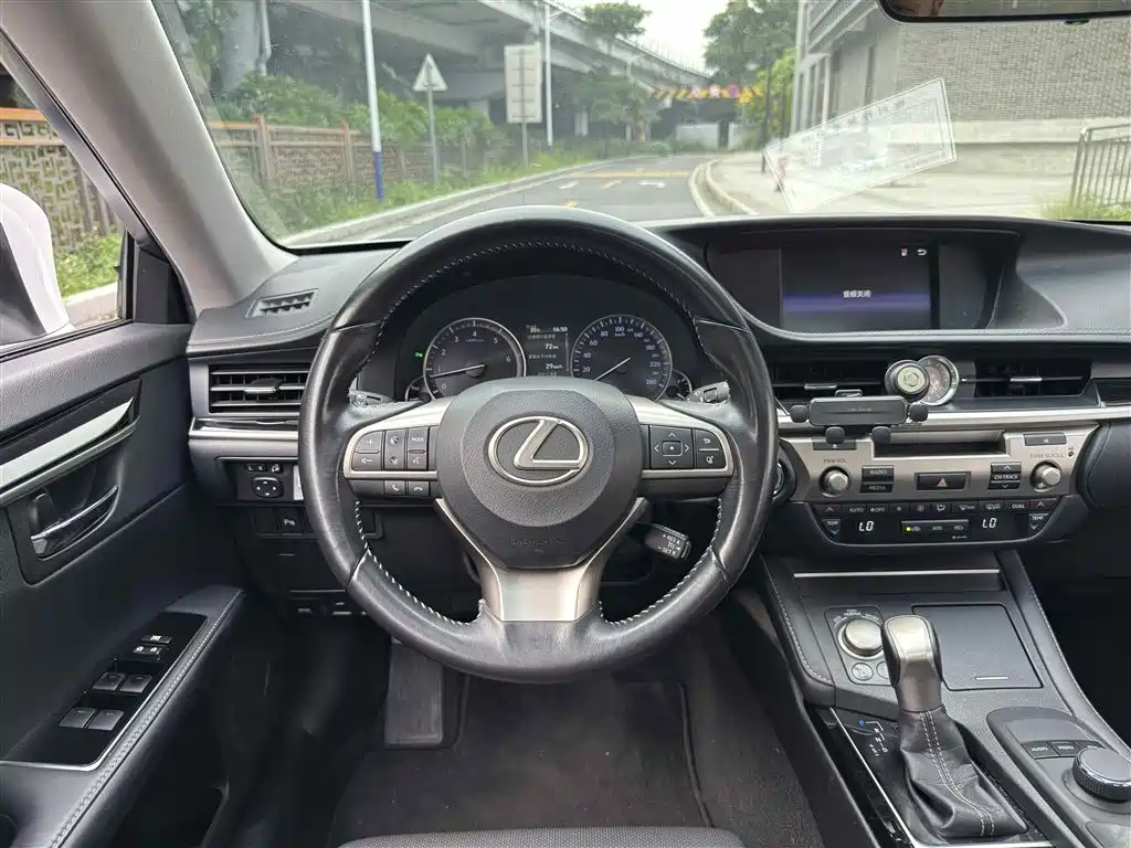 Lexus ES — миниатюра 9