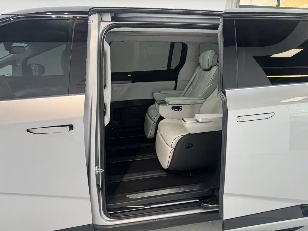 XPeng X9 — миниатюра 5