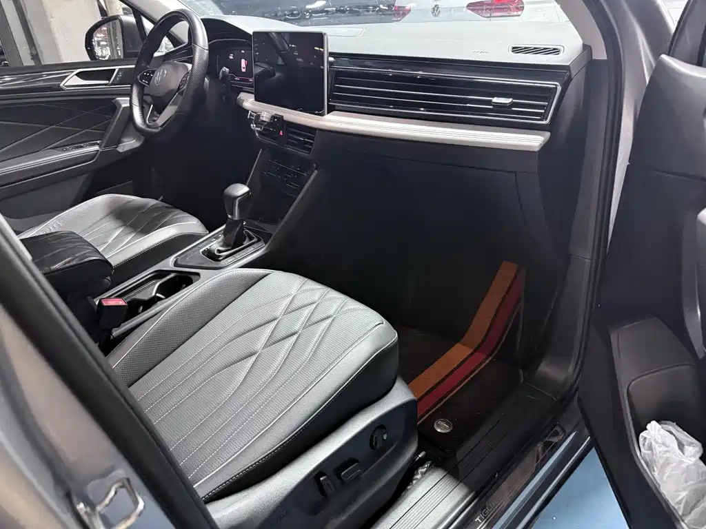 Volkswagen Tiguan L - фото 17
