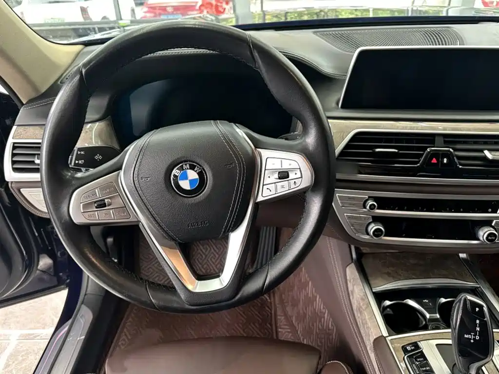 BMW 7 Series — миниатюра 14