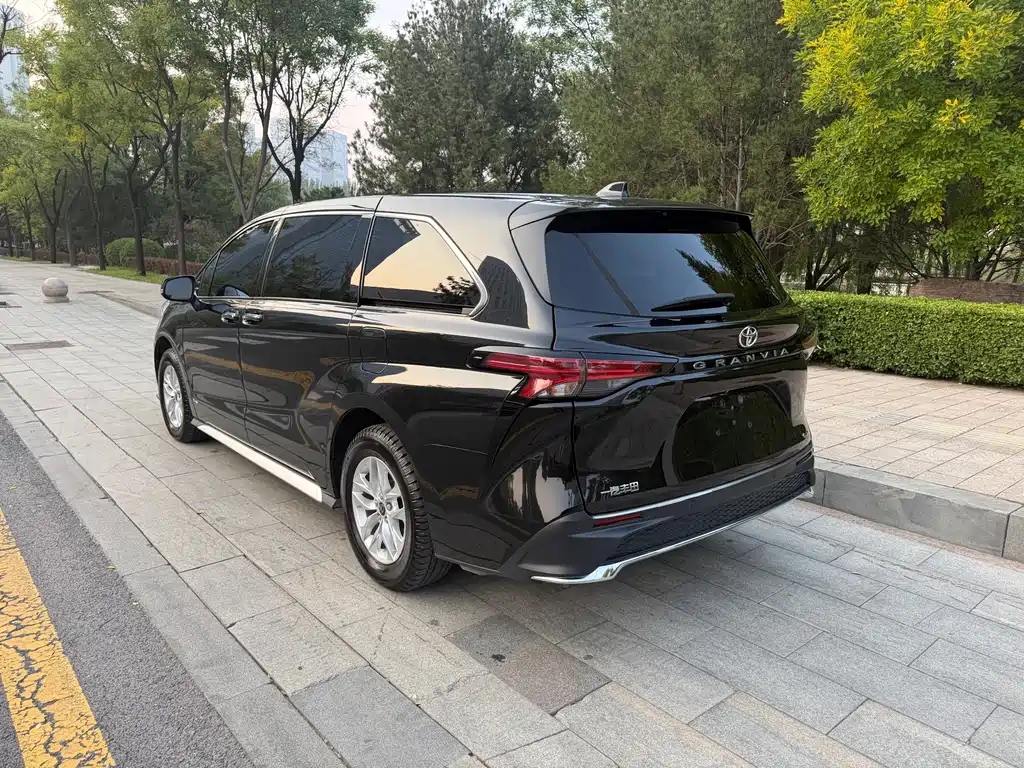 Toyota Granvia — миниатюра 4