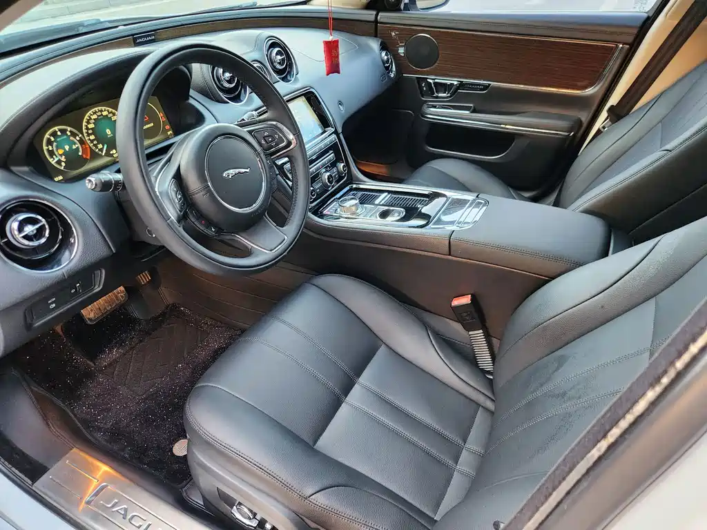 Jaguar XJ — миниатюра 18