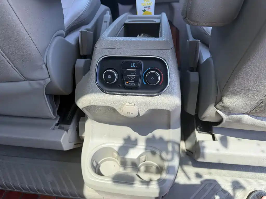 Ford Tourneo — миниатюра 6