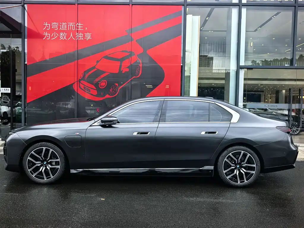 BMW i7 — миниатюра 10