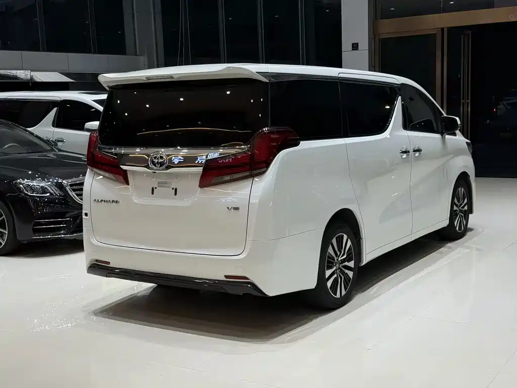 Toyota Alphard — миниатюра 3