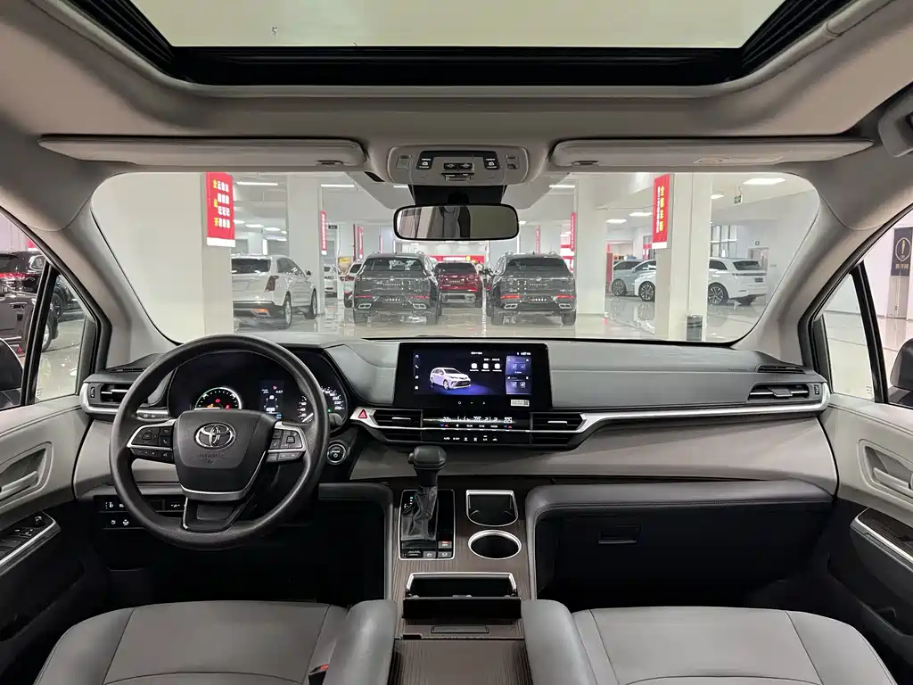 Toyota Granvia — миниатюра 5