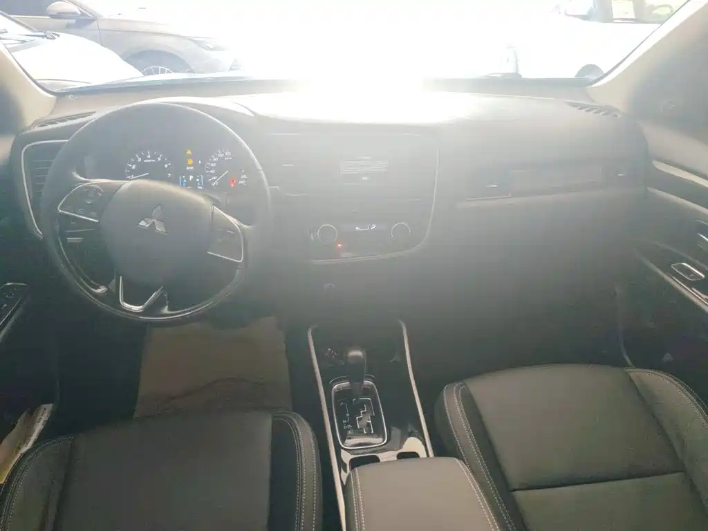 Mitsubishi Outlander — миниатюра 10
