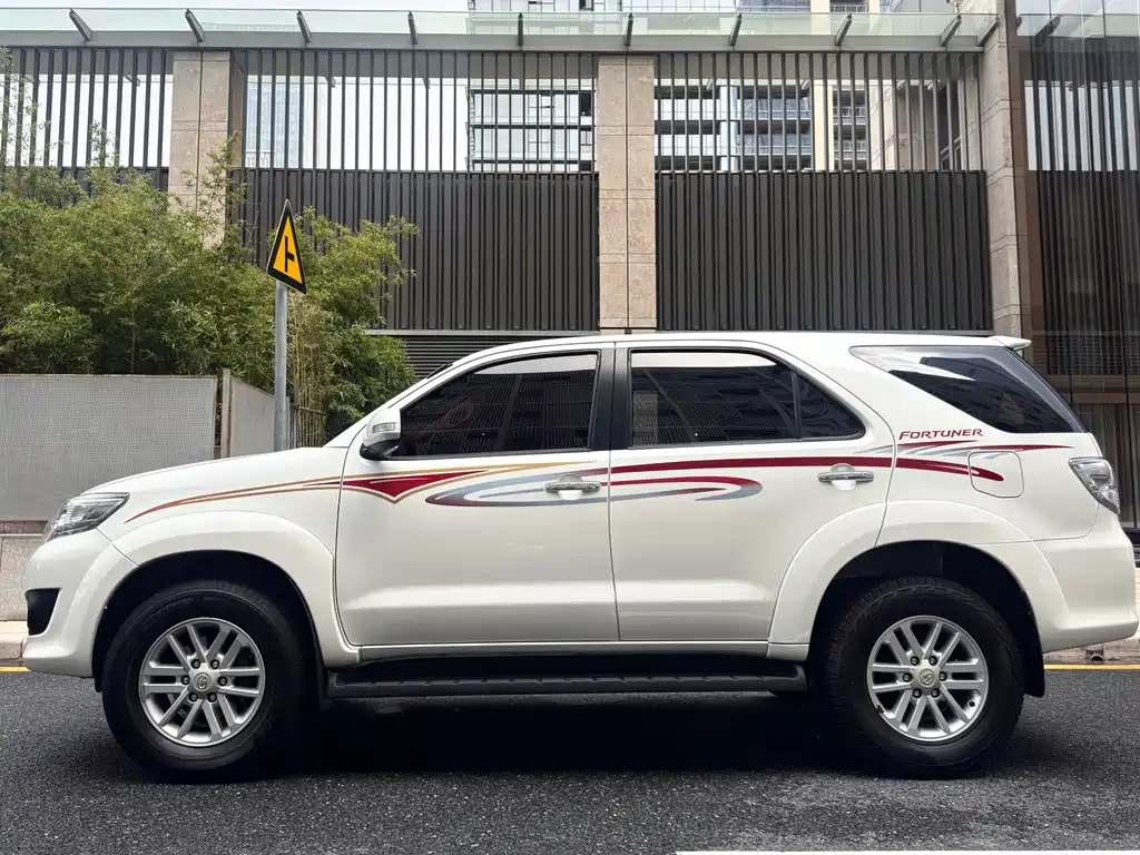 Toyota Fortuner — миниатюра 3