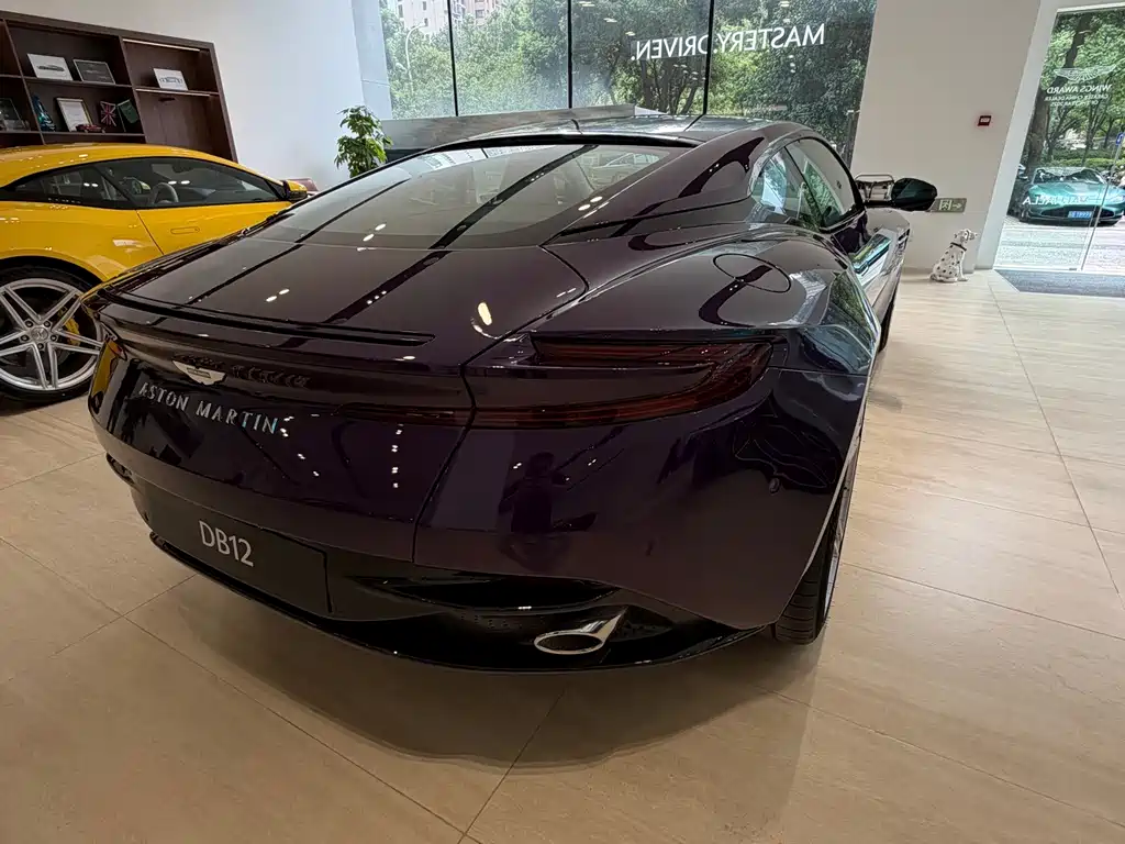 Aston Martin DB12 — миниатюра 11
