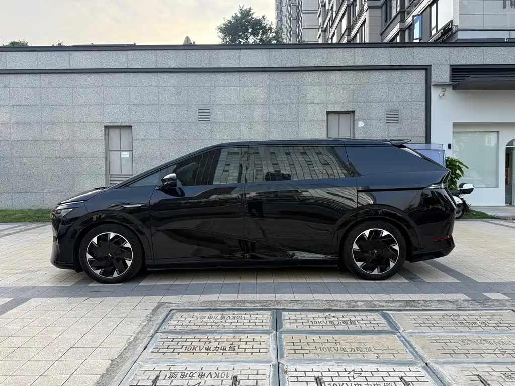 XPeng X9 — миниатюра 15