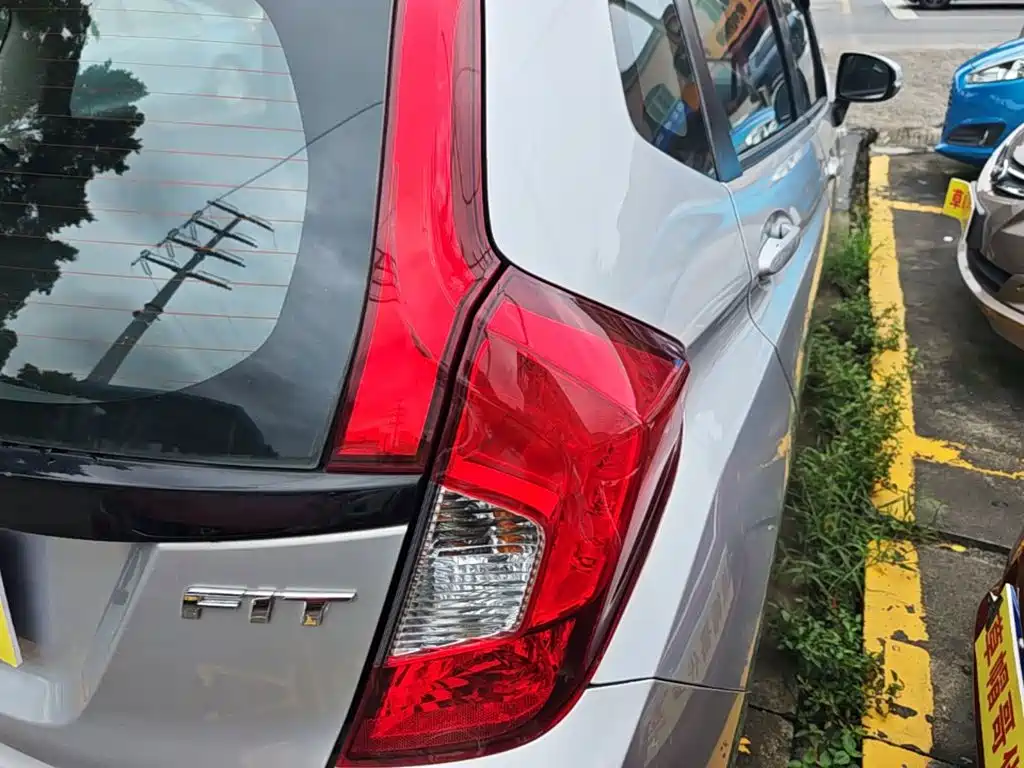 Honda Fit — миниатюра 8