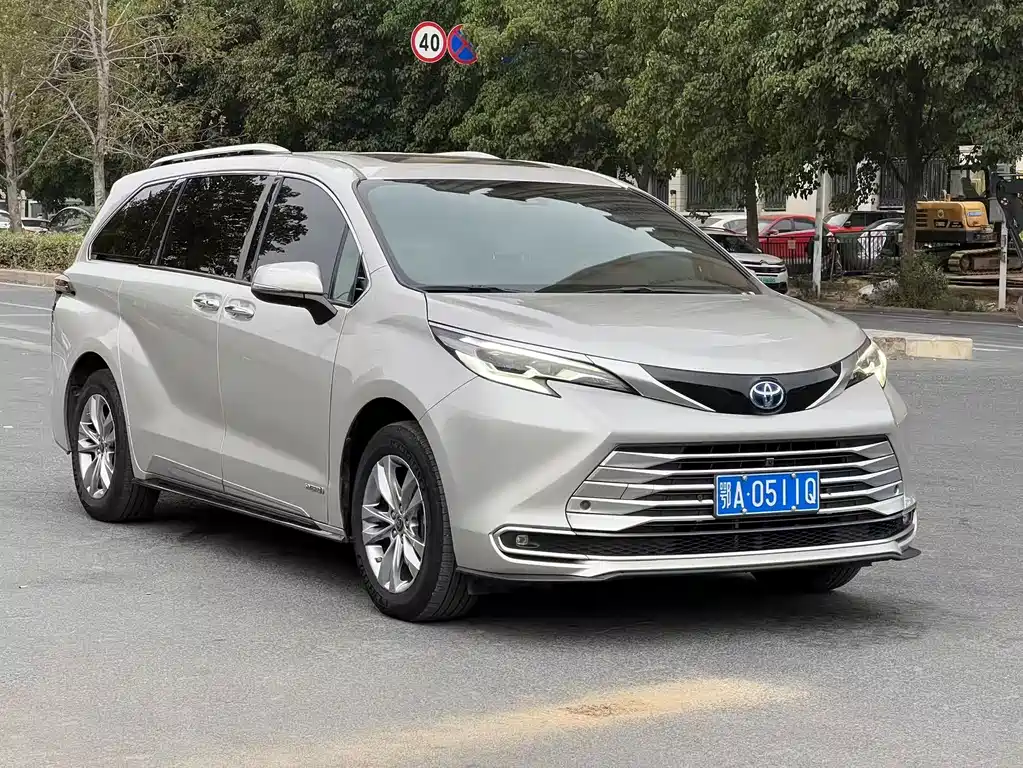 Toyota Sienna — миниатюра 3