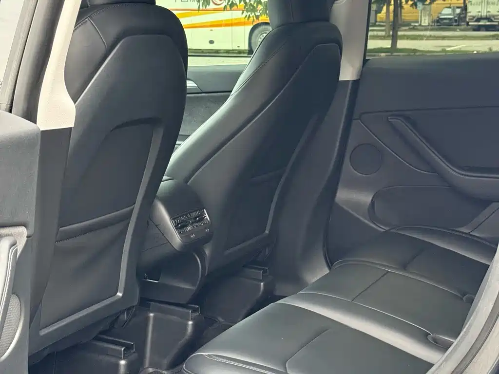 Tesla Model Y — миниатюра 8