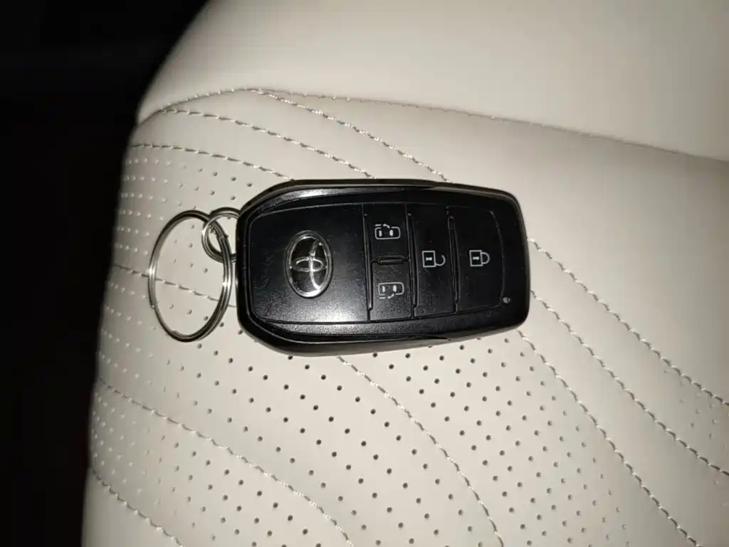 Toyota Granvia — миниатюра 17