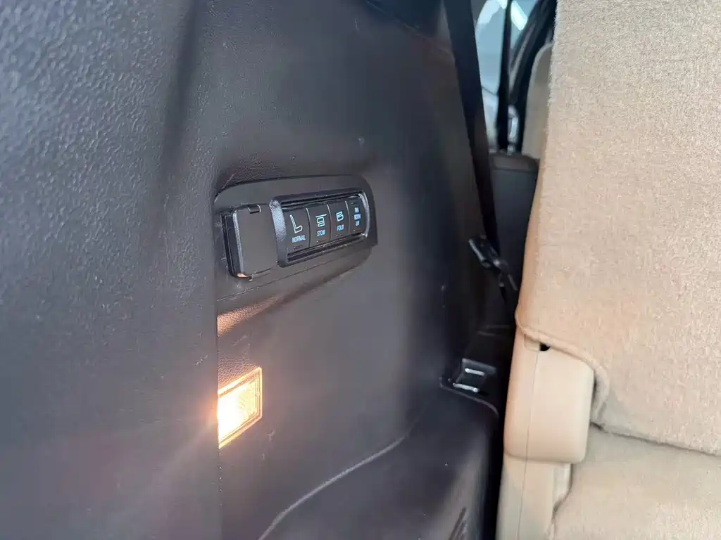 Ford Explorer (Import) — миниатюра 23