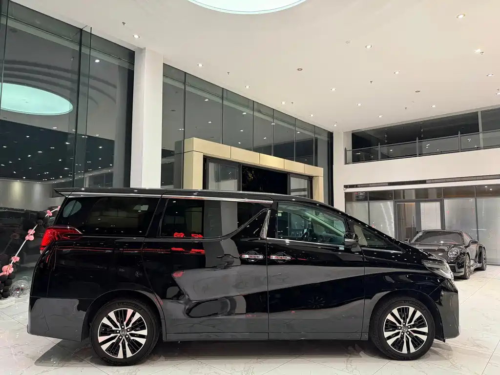 Toyota Alphard — миниатюра 9
