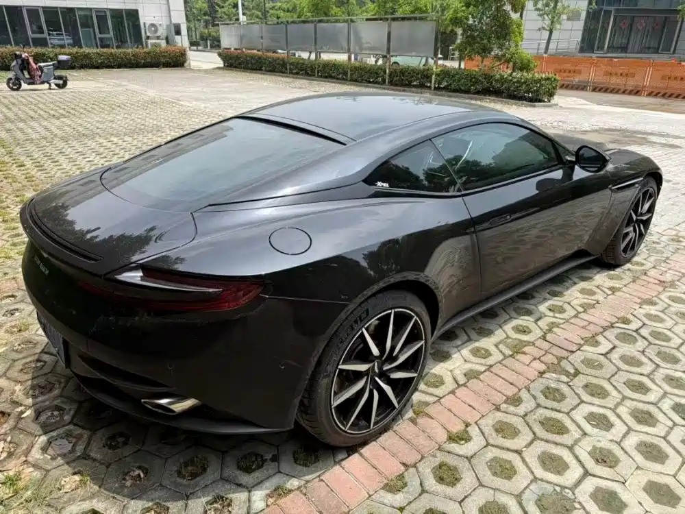 Aston Martin DB11 — миниатюра 6